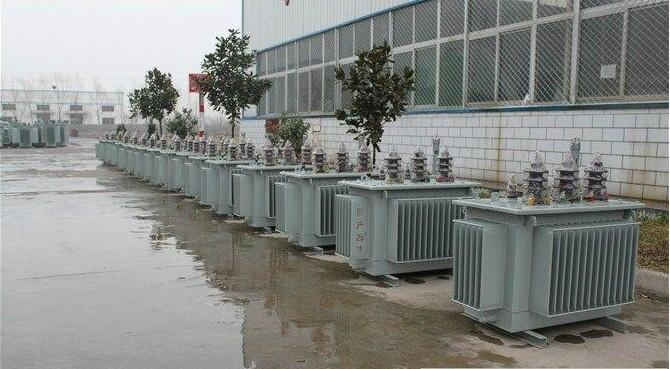 油浸式變壓器的保養如何去做？預防滲漏油：油浸式變壓器在油箱內充滿變壓器油，裝配中依靠緊固件對耐油橡膠元件加壓而密封。